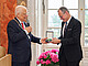 Rektor Prof. Dr. Stephan Dabbert verleiht Dr. Roman Glaser (r.) für sein außergewöhnliches Engagement die Würde eines Ehrensenators der Universität Hohenheim. | Bildquelle: Universität Hohenheim / Jan Winkler