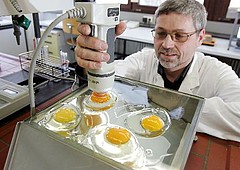Prof. Dr. Grashorn prüft mit dem Fotometer