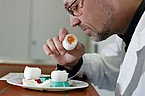 Prof. Dr. Grashorn prüft Geruch und Geschmack