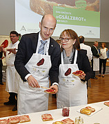 PD. Dr. Friedrich Longin und Johanna Lembens-Schiel von der Uni Hohenheim lassen es sich schmecken. | Bildquelle: Umweltakademie_Kraufmann