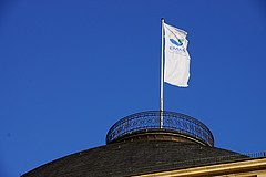 Die EMAS-Fahne ziert nun die Kuppel des Hohenheimer Schlosses. Bild: Universität Hohenheim/Schmid