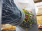 Dieses Werk aus Blumen und transparenten Nylonfäden interpretiert das Phänomen der Filterblasen und Echokammern in den sozialen Medien. | Universität Hohenheim / Corinna Schmid