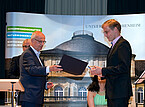 Prof. Dr. Markus Rodehutscord (r.) receives the Gips-Schüle-Award from Prof. Dr. Peter Frankenberg | Image source: University of Hohenheim / Astrid Untermann