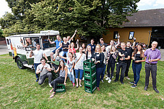 Die Mitwirkenden am Humboldt reloaded-Projekt freuen sich über das Jubiläumsbier Bildquelle: Universität Hoheneim / Sacha Dauphin