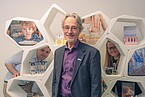 Prof. Dr. Christoph Schneider, Rektor der Universität Hohenheim vor der Wabenwand mit Exponaten aus der Forschung auf der Landesgartenschau. Mit im Bild Dr. Evelyn Reinmuth und Phillip Scheurich, die die Ausstellung konzipiert haben. | Bildquelle: Universität Hohenheim / Oliver Reuther