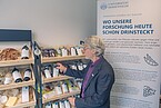 Getreide, Hülsenfrüchte, Käse, Wein… in jedem Produkt im Ladenregal steckt Forschung der Universität Hohenheim. Deren Rektor Prof. Dr. Christoph Schneider begutachtet die Exponate. | Bildquelle: Universität Hohenheim / Oliver Reuther