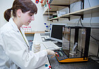 On Campus AND digital: In the coming winter semester at the University of Hohenheim there will again be face-to-face lectures in small groups and, above all, research-based learning - like in this research project on anti-oxidants in amaranth and quinoa. However, depending on the restrictions imposed by the infection situation, it will also be possible to complete the semester in full with high-quality digital offers. | Picture source: University of Hohenheim / Astrid Untermann On Campus AND digital: In the coming winter semester at the University of Hohenheim there will again be face-to-face lectures in small groups and, above all, research-based learning - like in this research project on anti-oxidants in amaranth and quinoa. However, depending on the restrictions imposed by the infection situation, it will also be possible to complete the semester in full with high-quality digital offers. | Picture source: University of Hohenheim / Astrid Untermann