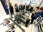 Multitalent mit künstlicher Intelligenz: Ministerpräsident Kretschmann und Wissenschaftsministerin Olschowski begutachten Agrarroboter Phoenix, ein kosteneffizientes Multitalent, das Felder autonom und punktgenau bearbeitet, um Landwirtschaft mit Klima, Umwelt und Artenvielfalt zu versöhnen. Zusätzliche Berühmtheit erlangte der Phoenix vor wenigen Wochen, als der Agrarroboter und seine Schöpfer auf Wunsch von Bundeskanzler Olaf Scholz zum Digitalgipfel der Bundesregierung nach Berlin reisten. Bild: Uni Hohenheim/Schmid Multitalent mit künstlicher Intelligenz: Ministerpräsident Kretschmann und Wissenschaftsministerin Olschowski begutachten Agrarroboter Phoenix, ein kosteneffizientes Multitalent, das Felder autonom und punktgenau bearbeitet, um Landwirtschaft mit Klima, Umwelt und Artenvielfalt zu versöhnen. Zusätzliche Berühmtheit erlangte der Phoenix vor wenigen Wochen, als der Agrarroboter und seine Schöpfer auf Wunsch von Bundeskanzler Olaf Scholz zum Digitalgipfel der Bundesregierung nach Berlin reisten. Bild: Uni Hohenheim/Schmid