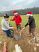 Studierende der Universität Hohenheim bei der Baumpflanzung mit Michael Cormann von der Koordinationsstelle Agroforst der Universität Hohenheim. Bildquelle: Universität Hohenheim Studierende der Universität Hohenheim bei der Baumpflanzung mit Michael Cormann von der Koordinationsstelle Agroforst der Universität Hohenheim. Bildquelle: Universität Hohenheim