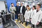 Prof. Dr. Mario Jekle, Leiter des Fachgebiets Pflanzliche Lebensmittel der Universität Hohenheim, Bernhard Grieb, Leiter der Wirtschaftsförderung der Landeshauptstadt Stuttgart, Michael Kaiser, Geschäftsführer der Wirtschaftsförderung Region Stuttgart GmbH, Mark Leinemann, Vorsitzender des Verbands crowdfoods und Mitarbeitende der Uni Hohenheim. Foto: Max Kovalenko, Rechte: LHS Prof. Dr. Mario Jekle, Leiter des Fachgebiets Pflanzliche Lebensmittel der Universität Hohenheim, Bernhard Grieb, Leiter der Wirtschaftsförderung der Landeshauptstadt Stuttgart, Michael Kaiser, Geschäftsführer der Wirtschaftsförderung Region Stuttgart GmbH, Mark Leinemann, Vorsitzender des Verbands crowdfoods und Mitarbeitende der Uni Hohenheim. Foto: Max Kovalenko, Rechte: LHS