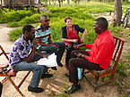 Prof. Dr. Regina Birner im Gespräch mit Bauern in Sambia | Bildquelle: Universität Hohenheim / Regina Birner