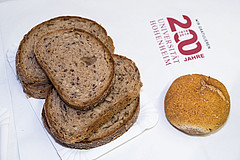 Hohenheimer Jubiläumsbrot und Hungerbrot im Vergleich | Foto: Universität Hohenheim / Angelika Emmerling