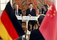 Eintrag in das Gästebuch der Universität Hohenheim: Rektor Prof. Dr. Hans-Peter Liebig, Prof. Dr. Yifu Lin und Prof. Dr. Harald Hagemann (von links)
