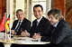 Eintrag in das Gästebuch der Universität Hohenheim: Rektor Prof. Dr. Hans-Peter Liebig, Prof. Dr. Yifu Lin und Prof. Dr. Harald Hagemann (von links)