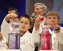 Prof. Dr. Peter Menzel mit Schülern
