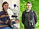 Die Parasitologin Dr. Sandrine Musa (Universität Hohenheim, links) und der Verhaltensforscher Dr. Nayden Chakarov (Universität Bielefeld) koordinieren das weltweit agierende „Wildlife Malaria Network“ in Deutschland. | Bildquelle: (links) Universität Hohenheim / Regina Magana Vazquez, (rechts) privat.