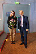 Blumen auch für Kanzlerin Dr. Katrin Scheffer anlässlich ihres 10jährigen Amtsjubiläum. Bild: Universität Hohenheim / Florian Klebs Blumen auch für Kanzlerin Dr. Katrin Scheffer anlässlich ihres 10jährigen Amtsjubiläum. Bild: Universität Hohenheim / Florian Klebs
