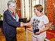 Dr. Ursula Rothfuß bekam als Annerkennung für ihr Engagement die Ehrenplakette der Universität verliehen | Bildquelle: Universität Hohenheim / Jan Winkler
