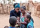 Erste Anwendung der Smartphone-App bei den Bauern in Sambia | Bildquelle: Universität Hohenheim / Hannes Buchwald