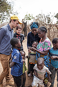 Anwendung der Smartphone-App bei den Bauern in Sambia. Links im Bild: Thomas Daum und Prof. Dr. Regina Birner | Bildquelle: Universität Hohenheim / Hannes Buchwald