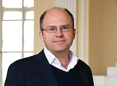 Das neue Gesicht im Rektorat der Universität Hohenheim: Prof. Dr. Sebastian Hess tritt am 1.4.2024 das Amt des Prorektors für Studium und Lehre an. | Bildquelle: Universität Hohenheim / Corinna Schmid