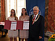 Julia Becker und Amelie Pauline Brugger bei der Preisverleihung mit Rektor Prof. Dr. Stephan Dabbert (v.l.) | Foto: Universität Hohenheim / Angelika Emmerling