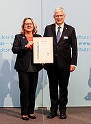 Der Rektor der Universität Hohenheim, Prof. Dr. Stephan Dabbert, empfängt die Auszeichnung aus der Hand von Bundesumweltministerin Svenja Schulze. | Bildquelle: Foto Kirsch