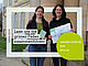 Die neue Leiterin des Green Office Anna-Lena Müller-Wengerofsky (links) und Studentin Judith Blätter (rechts) mit dem Sustainable Guide Hohenheim des AKN. Bild: Uni Hohenheim / Leonhardmair