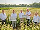 Scheckübergabe an apl. Prof. Dr. Friedrich Longin (Mitte). Zu den ersten Gratulanten zählt Landwirtschaftsminister Peter Hauk (links). Bild: Edeka Südwest | Fotograf: Thomas Niedermüller