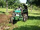 Traktorfahrer mit Lehrling in Sambia | Bildquelle: Universität Hohenheim / Regina Birner
