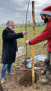 Prof. Dr. Ralf Vögele, Dekan der Fakultät Agrarwissenschaften der Universität Hohenheim und Michael Cormann von der Hohenheimer Koordinationsstelle Agroforst mit dem ersten Baum der neuen Agroforst-Versuchsanlage. Bildquelle: Universität Hohenheim Prof. Dr. Ralf Vögele, Dekan der Fakultät Agrarwissenschaften der Universität Hohenheim und Michael Cormann von der Hohenheimer Koordinationsstelle Agroforst mit dem ersten Baum der neuen Agroforst-Versuchsanlage. Bildquelle: Universität Hohenheim