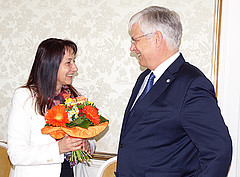 Rektor Prof. Dr. Stephan Dabbert gratuliert der neuen Vorsitzenden des Universitätsrates der Universität Hohenheim Prof. Dr. Annette Beck-Sickinger. | Bildquelle: Universität Hohenheim / Corinna Schmid