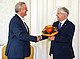 Rektor Prof. Dr. Stephan Dabbert gratuliert dem stellvertretenden Vorsitzenden des Universitätsrates der Universität Hohenheim Prof. Dr. Hans-Peter Burghof (li.). | Bildquelle: Universität Hohenheim / Corinna Schmid