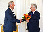 Rektor Prof. Dr. Stephan Dabbert gratuliert dem stellvertretenden Vorsitzenden des Universitätsrates der Universität Hohenheim Prof. Dr. Hans-Peter Burghof (li.). | Bildquelle: Universität Hohenheim / Corinna Schmid