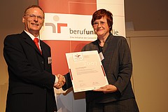 Feierliche Übergabe: Prof. Dr. Ute Mackenstedt nimmt Urkunde von Staatssekretär Jochen Homann entgegen
