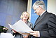 Ernennungsurkunde: Wissenschaftsministerin Theresia Bauer mit Prof. Dr. Stephan Dabbert (Foto: Uni Hohenheim/Eyb/7aktuell.de)