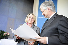 Ernennungsurkunde: Wissenschaftsministerin Theresia Bauer mit Prof. Dr. Stephan Dabbert (Foto: Uni Hohenheim/Eyb/7aktuell.de)