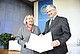 Ernennungsurkunde: Wissenschaftsministerin Theresia Bauer mit Prof. Dr. Stephan Dabbert (Foto: Uni Hohenheim/Eyb/7aktuell.de)