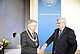 Glückwünsche an den Nachfolger: Prof. Dr. Dr. h.c. Hans-Peter Liebig (rechts) und Prof. Dr. Stephan Dabbert (Foto: Uni Hohenheim/Eyb/7aktuell.de)