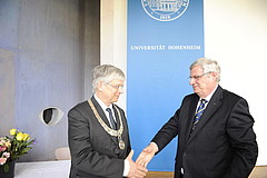 Glückwünsche an den Nachfolger: Prof. Dr. Dr. h.c. Hans-Peter Liebig (rechts) und Prof. Dr. Stephan Dabbert (Foto: Uni Hohenheim/Eyb/7aktuell.de)