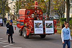Fahrzeuge der Versuchsstation Agrarwissenschaften begleiten den Trauermarsch für die Bildung über den Campus der Universität Hohenheim. | Universität Hohenheim / Winkler