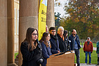 Studierendenvertreterinnen und –vertreter sprechen auf der Kundgebung gegen die Unterfinanzierung: Marion Götz (links), Anna Christ (Mitte), Ernesto Lunar-Koch (rechts) | Universität Hohenheim / Winkler
