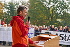 Dr. Ludger Herrmann spricht als Vertreter des akademischen Mittelbaus auf Kundgebung gegen die Unterfinanzierung vor dem Schloss Hohenheim. | Universität Hohenheim / Winkler