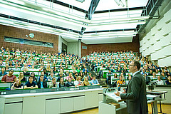 Die Erstsemester drängen sich in den Reihen der Hörsäle | Bildquelle: Universität Hohenheim/Jan Winkler