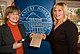 Anstoßen mit Brause: Kita-Leiterin Marisa Scharla (rechts) und Nadine Nobile (Initiative Haus der kleinen Forscher)  (Bild: Uni Hohenheim/Cichowicz)