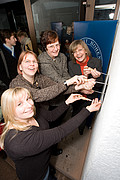 Gemeinsam am Schraubenziehre: Marisa Scharla (Leiterin der Kita), Petra Berner (Studentenwerk Tübingen-Hohenheim), Prof. Dr. Ute Mackenstedt (Gleichstellungsbeauftragte der Universität Hohenheim), Nadine Nobile (Initiative Haus der kleinen Forscher)  (Bild: Uni Hohenheim/Cichowicz)