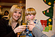 Anstoßen mit Brause: Max mit Kita-Leiterin Marisa Scharla (Bild: Uni Hohenheim/Cichowicz)