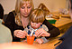 Wissenschaftliche Experimente - Max mit Kita-Leiterin Marisa Scharla (Bild: Uni Hohenheim/Cichowicz)