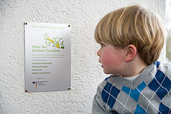 Frisch zertifiziert: Max mit frisch angeschraubtem Zertifikat (Bild: Uni Hohenheim/Cichowicz)